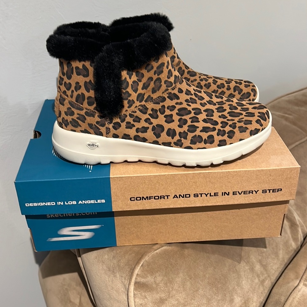 Sketchers woman’s lined booty. Brand new with box.